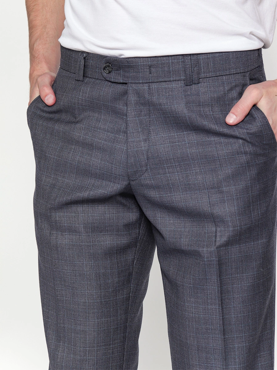 Классические брюки серого цвета с заглаженными стрелками спереди